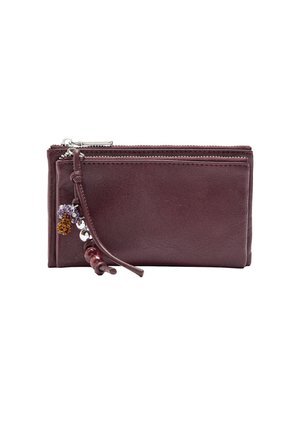 Burgundowy skórzany portfel z dwiema przegrodami na zamek, ozdobiony chwostem z koralikami i gładkim, teksturowanym wykończeniem.