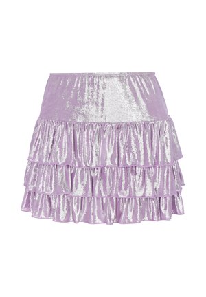 Metaliczna mini spódnica w kolorze lawendowym z trzema falbankami i gładkim, dopasowanym pasem, na białym tle.