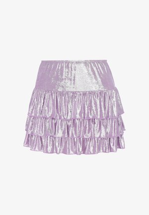 Lila fémesen csillogó miniszoknya három fodros réteggel és sima, testhezálló derékrésszel, fehér háttéren.