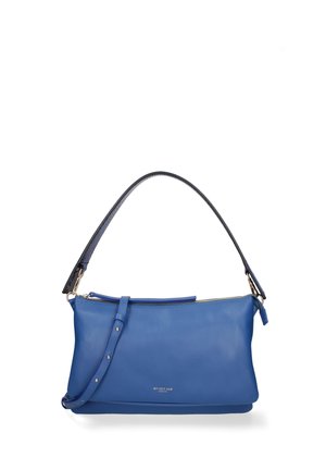 Blå læderhåndtaske med enkelt skulderrem og justerbar crossbody-rem, lynlås lukning og lille gyldent tekstlogo foran.