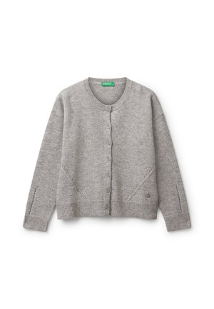 Hellgraue Strickjacke mit langen Ärmeln, sieben vorderen Knöpfen, Rundhalsausschnitt und subtilen diagonalen Stichdetails entlang des Saums und der Bündchen.