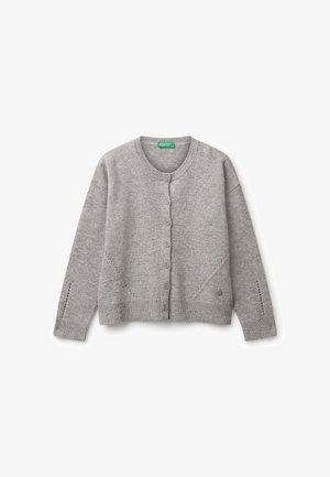 Cardigan in maglia grigia chiara con maniche lunghe, sette bottoni frontali, scollo a girocollo e sottili dettagli a punto diagonale vicino all'orlo e ai polsini.