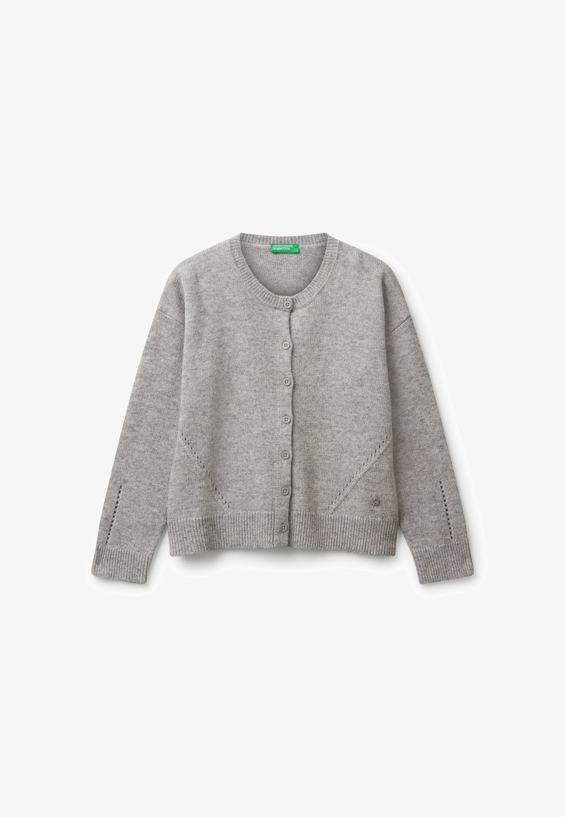 Světle šedý pletený cardigan s dlouhými rukávy, sedmi předními knoflíky, kulatým výstřihem a jemným diagonálním švem poblíž lemu a manžet.