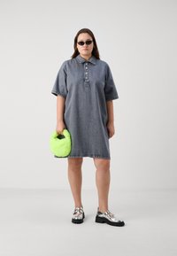 ONLY Carmakoma CARGRY A SHAPE DRESS - Τζιν φόρεμα - grey denim
