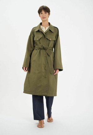Trench-coat vert olive avec une ceinture, grand col et poches double poitrine. Doté de manches longues et d'une coupe droite, fabriqué en matériau léger.