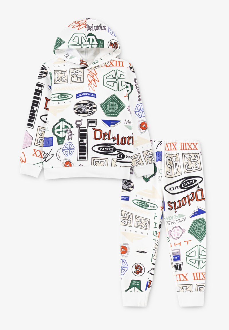Ensemble sweat à capuche et pantalon blanc avec divers logos et graphiques colorés en vert, rouge, bleu et noir, avec des poignets côtelés aux poignets et aux chevilles.