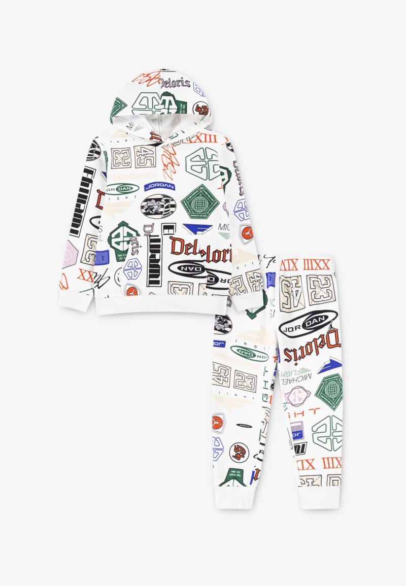 Bílá mikina a kalhoty set s různými barevnými logy a grafikou v zelené, červené, modré a černé, s žebrovanými lemy na zápěstích a kotnících.