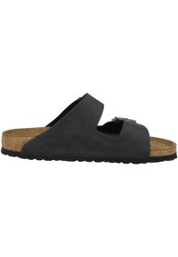 Svart slidesandal med korkfotbädd, med två överlappande remmar och en silverfärgad spänne som detalj. Gummisula för grepp och hållbarhet.