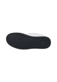 Witte sneaker met een gestructureerde zwart rubberen zool. Kenmerken zijn een glad bovenwerk met perforaties en een ronde logo op de hak.