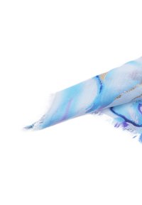 Sciarpa leggera di colore azzurro pastello con motivi simili a acquerelli in viola e tonalità dorate. I bordi frangiati aggiungono texture al design.