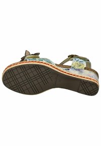 Wedge sandaal met een bloemmotief op een blauw en groene band, bruine gestructureerde voetbed en rubberen zool met een gevlochten accent.