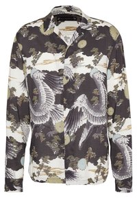 Koszula z długim rękawem w czarno-białym wzorze z dużymi ptakami i motywami kwiatowymi, wykonana z lekkiego materiału, z kołnierzykiem i zapięciem na guziki.