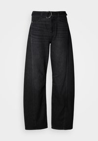Jean en denim noir taille haute à jambes larges avec poches avant, passants de ceinture et boucle de ceinture en D, présenté sur fond blanc.