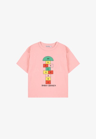 Camiseta de algodón rosa con mangas cortas, que presenta un gráfico de rayuela y el texto "BOBO CHOSES" en negro en la parte inferior.
