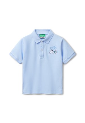 Polo shirt bleu clair en coton, avec un col, deux boutons, et un design brodé d'un chien avec une boisson sur la poitrine gauche.