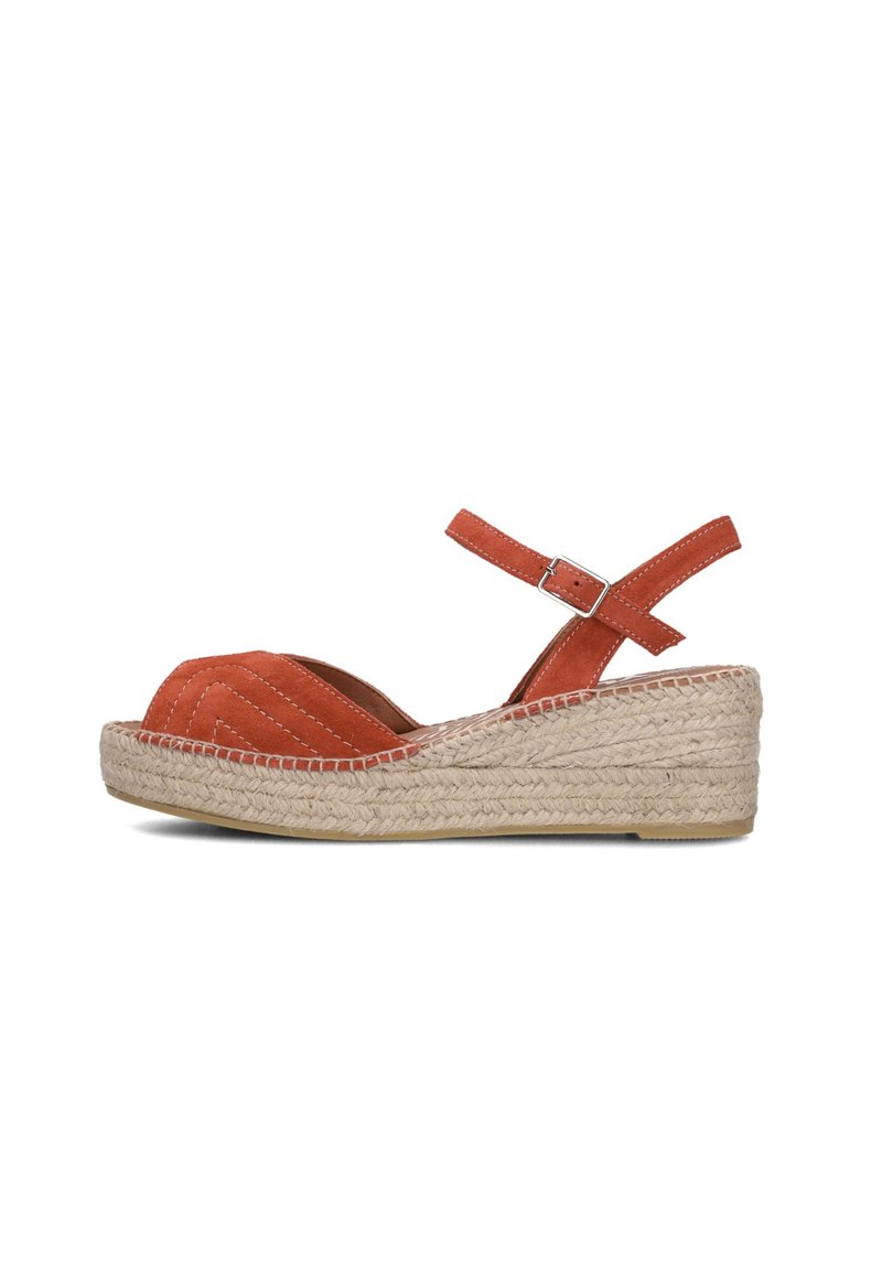 Oranje suède sleehaksandalen met een gevlochten jute platform, verstelbare enkelband en een gewatteerd ontwerp op het teengedeelte.