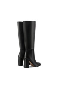 Stivali neri al ginocchio realizzati in pelle liscia, con punta squadrata e tacco a blocco robusto. Nessun hardware o motivo visibile.