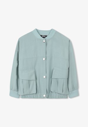 Lichtblauwe bomberjack met een knoopsluiting, geribde manchetten en twee voorzakken. Zacht, casual ontwerp dat geschikt is voor verschillende outfits.