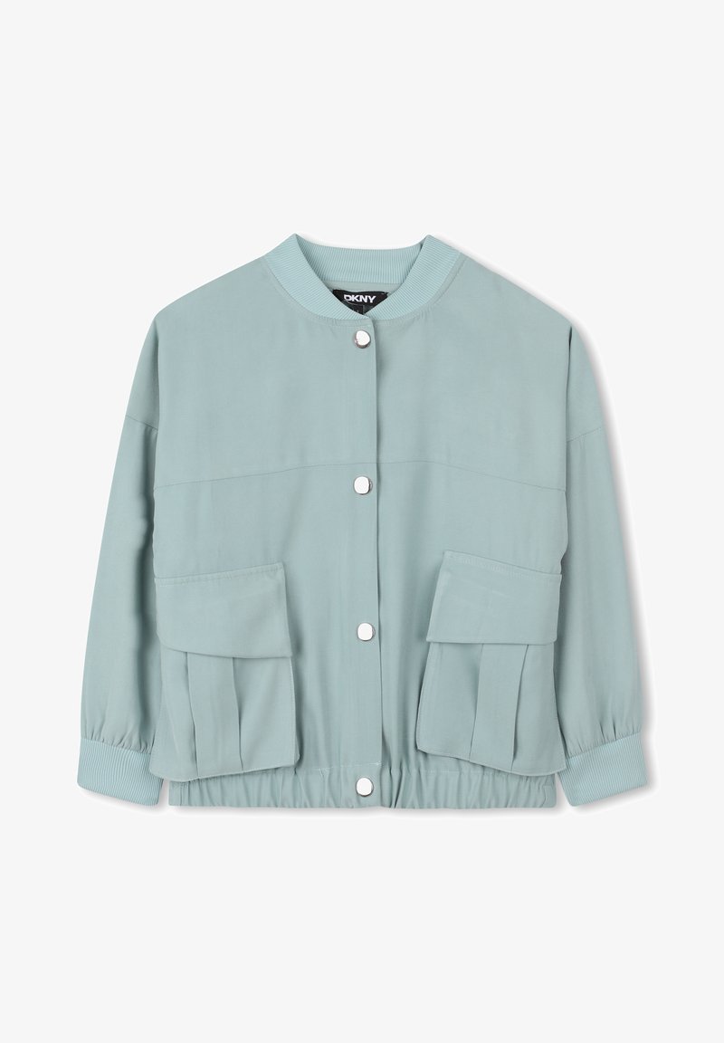 Veste bomber bleu clair avec fermeture à bouton, poignets côtelés et deux poches avant. Design doux et décontracté, adapté à différentes tenues.