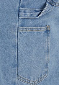 Lyseblå denimjeans med en baglomme med synlig syning, glat tekstur og den traditionelle femlomme-design.
