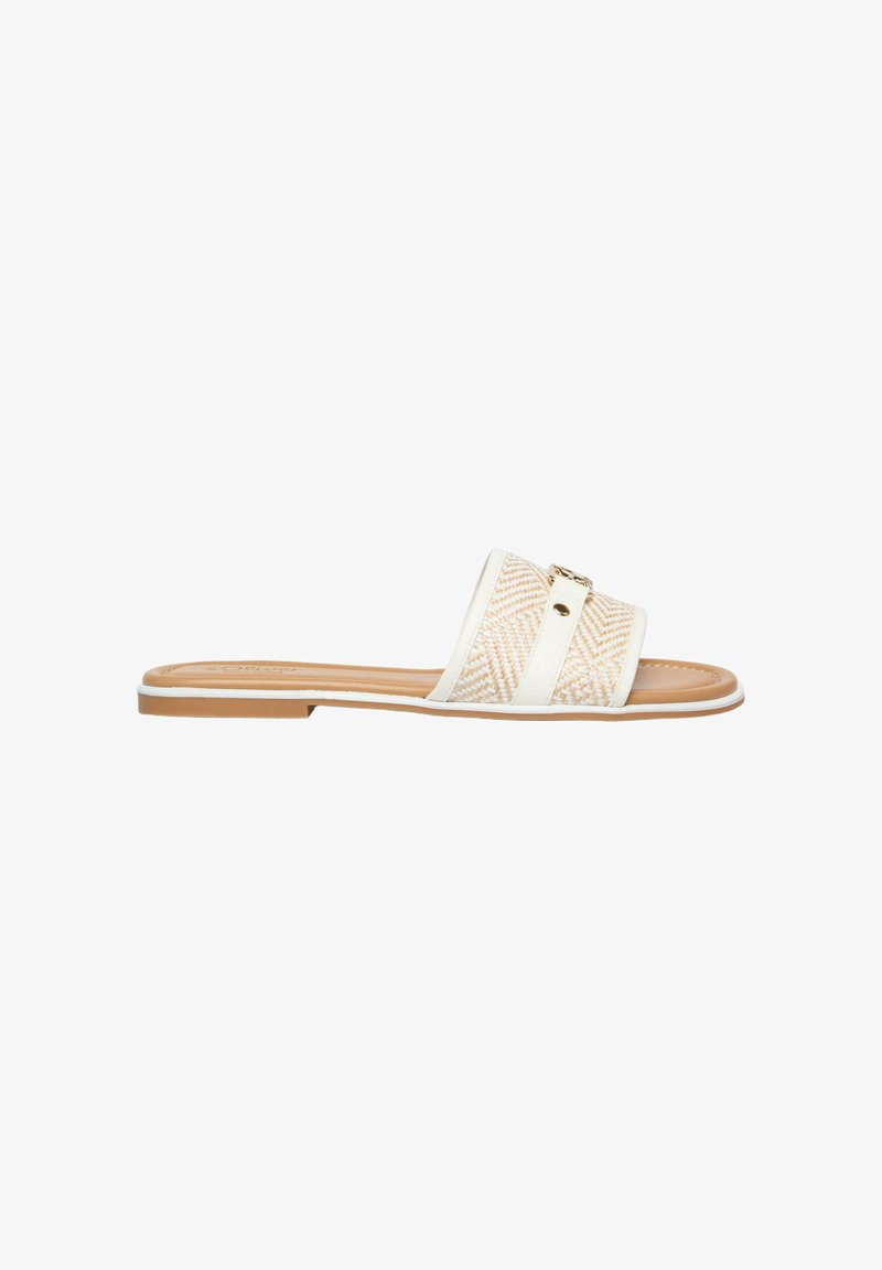 Sandale plate à semelle beige et large bride tissée beige avec un liseré blanc et une petite boucle dorée, vue de côté sur fond blanc.
