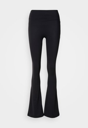 Leggings negros acampanados fabricados con material elástico, que presentan una cinturilla alta con un acabado suave y un diseño sin costuras para mayor comodidad y flexibilidad.