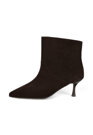 Zwarte suede enkellaars met een spitse neus en een gebogen hak. Gladde textuur, minimalistisch ontwerp met een stilettohak van gemiddelde hoogte.