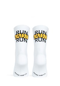 Calze sportive bianche con il testo "RUN" in nero e giallo. Tessuto liscio, lunghezza alla caviglia, punta e tallone rinforzati. Logo all'orlo.