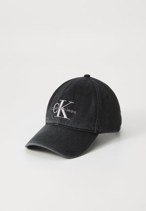 Cappello in denim nero con visiera curva, caratterizzato dal logo "CK" ricamato in bianco e dal testo "Calvin Klein Jeans". Design strutturato con una vestibilità classica.