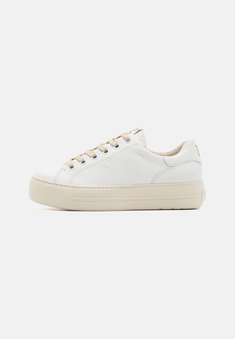 Baskets basses en cuir blanc avec des lacets beige et une épaisse semelle beige, vues de côté sur un fond clair uni.