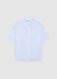 Chemise blanche à manches courtes en tissu léger, dotée d'un col classique et d'une fermeture à boutons sur le devant, texture lisse.