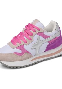 Sneaker multicolore con tomaia in suede bianco, rosa e lavanda, lacci rosa e logo a stella argentato in contrasto. Suola in gomma con motivo a zigzag.