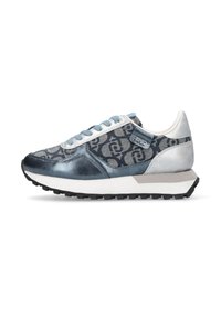Sneaker a basso profilo in blu e grigio con tessuto a motivo, accentuazioni metalliche, lacci azzurri chiari e suola bianca imbottita con battistrada nero.