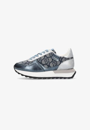 Sneaker a basso profilo in blu e grigio con tessuto a motivo, accentuazioni metalliche, lacci azzurri chiari e suola bianca imbottita con battistrada nero.