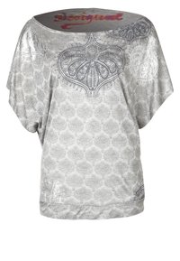 Camisa gris de gran tamaño con mangas murciélago, que presenta intrincados patrones plateados y un escote redondeado. Texto "Desigual" en letras coloridas en la parte superior.