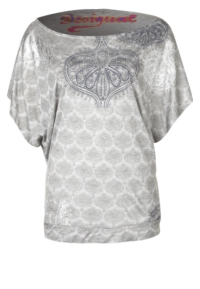 Camisa gris de gran tamaño con mangas murciélago, que presenta intrincados patrones plateados y un escote redondeado. Texto "Desigual" en letras coloridas en la parte superior.