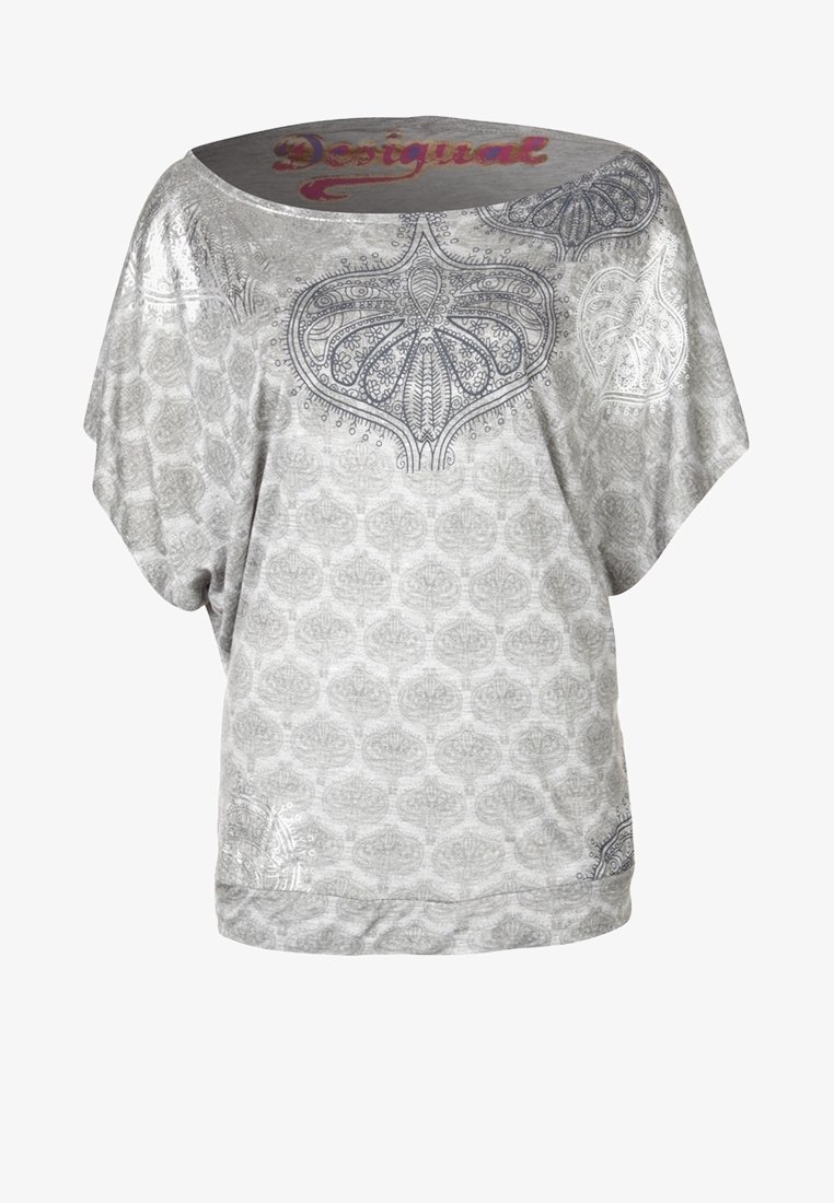 Camisa gris de gran tamaño con mangas murciélago, que presenta intrincados patrones plateados y un escote redondeado. Texto "Desigual" en letras coloridas en la parte superior.
