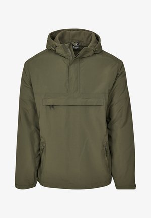 Olive rohelise värvi pusa jakk, millel on ees lukuga tasku, külgedel lukuga taskud ja reguleeritav kapuuts. Sile tekstuur, kerge ja lõdvestunud disain.