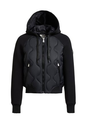 Chaqueta negra acolchada con capucha, cremallera frontal, bolsillos con cremallera y puños acanalados, que presenta un frente acolchado y mangas de tela lisa.
