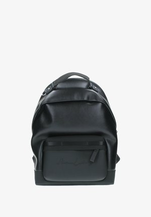 Zaino in pelle sintetica nera con design curvo, maniglia superiore e tasca frontale con accento testurizzato. Spallacci regolabili.