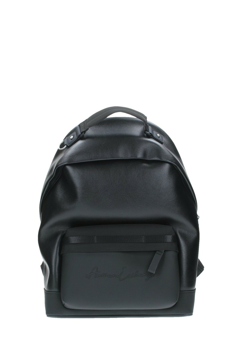 Zaino in pelle sintetica nera con design curvo, maniglia superiore e tasca frontale con accento testurizzato. Spallacci regolabili.