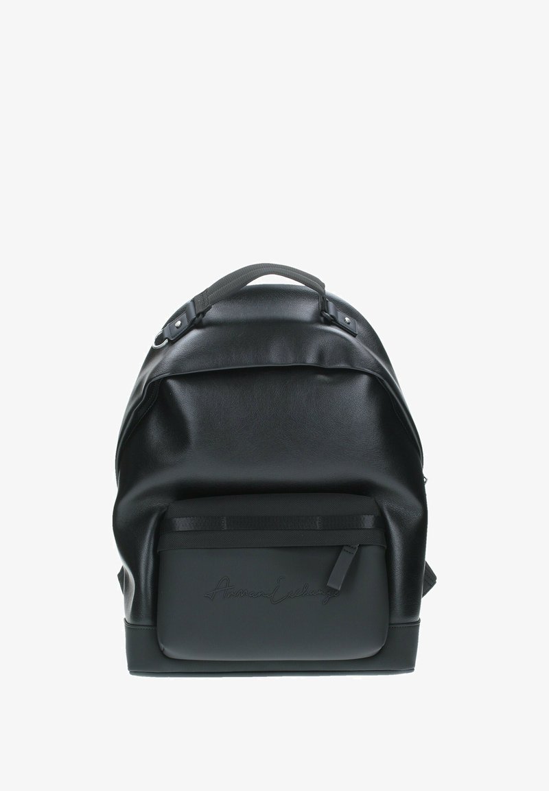 Zaino in pelle sintetica nera con design curvo, maniglia superiore e tasca frontale con accento testurizzato. Spallacci regolabili.