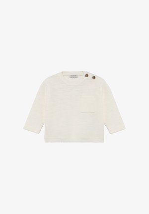 Weißer, gestrickter Pullover für Kleinkinder mit langen Ärmeln, rundem Ausschnitt, Brusttasche und zwei braunen Knöpfen an der Schulter. Weiche Textur.