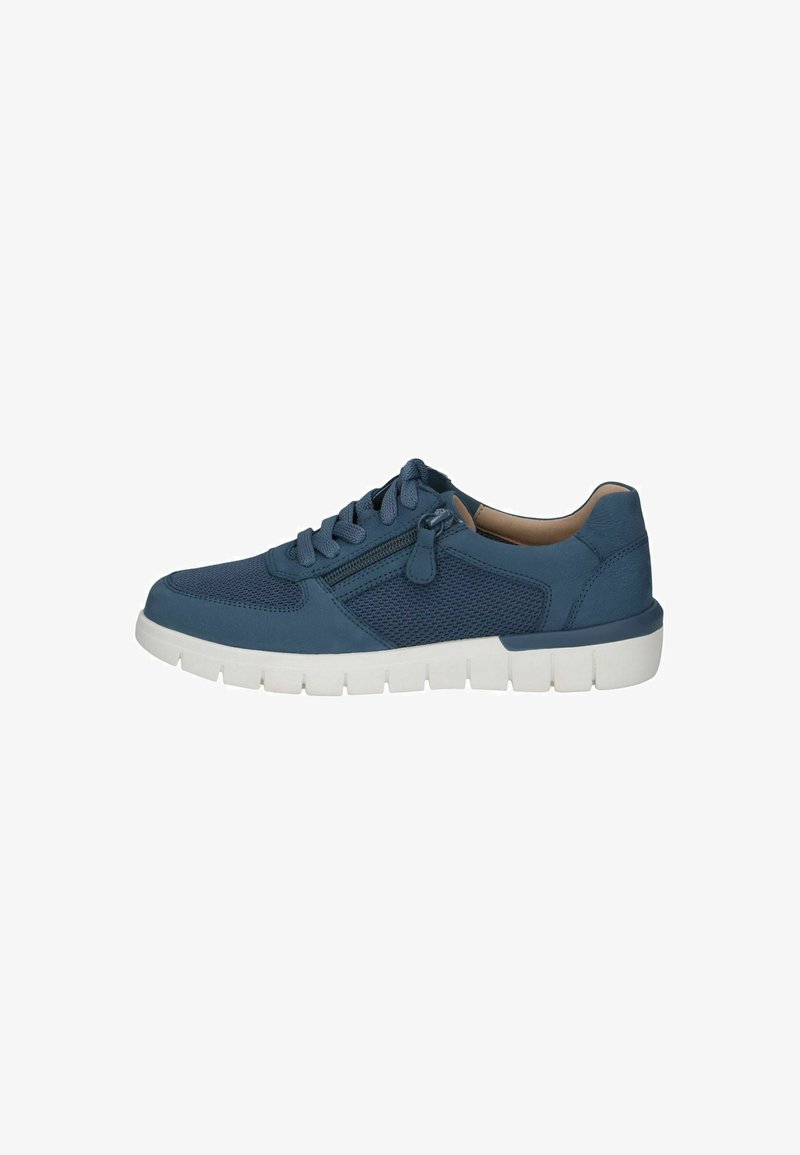 Sneaker blu con superiore in mesh e pelle liscia, chiusura con lacci, zip laterale e suola in gomma bianca con design segmentato.