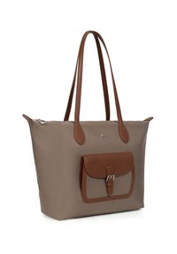 Szary torebka typu tote wykonana z gładkiego materiału, z brązowymi skórzanymi uchwytami i przednią klapą z torebką z zapięciem na klamrę. Zamek błyskawiczny na górze.