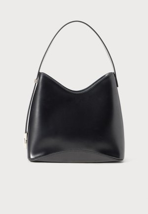 Bolso de mano de cuero negro con una silueta curvada, que cuenta con una sola correa para el hombro y un sutil detalle de costura a lo largo de los bordes.