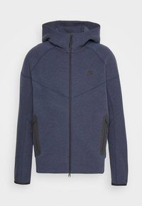 Felpa con cappuccio blu navy in tessuto morbido, con zip frontale, dettagli neri, tasche laterali e design sportivo con cappuccio.