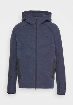 Felpa con cappuccio blu navy in tessuto morbido, con zip frontale, dettagli neri, tasche laterali e design sportivo con cappuccio.