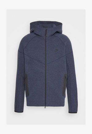 Felpa con cappuccio blu navy in tessuto morbido, con zip frontale, dettagli neri, tasche laterali e design sportivo con cappuccio.