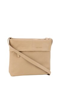 Beige crossbody taske med en glat læderklap og tekstureret krop, der har en lang justerbar rem og et diskret logo på fronten.